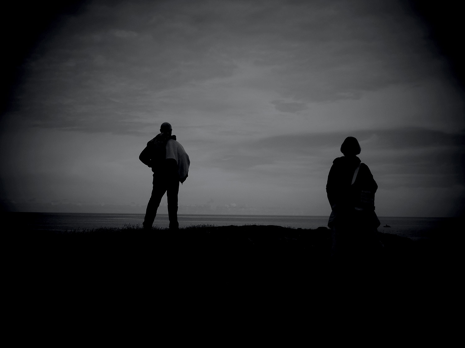 Mes parents, Ian et Shirley, face à la mer, depuis l'embouchure du Strangford Lough, Down.